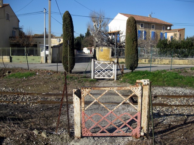 Vaucluse - Entraigues sur la Sorgue - passage à niveau