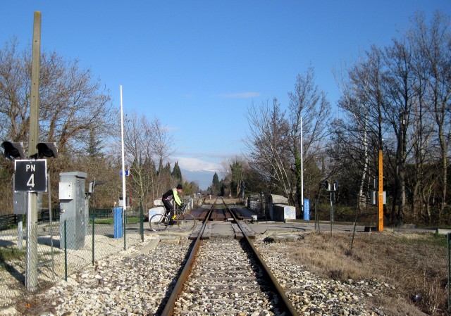 Vaucluse - Entraigues sur la Sorgue - passage à niveau