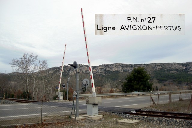 Vaucluse - Mérindol - passage à niveau