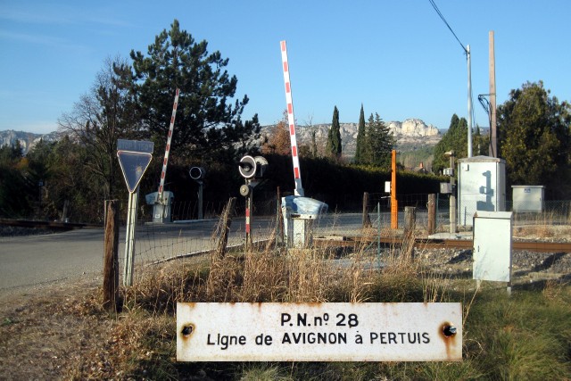 Vaucluse - Mérindol - passage à niveau