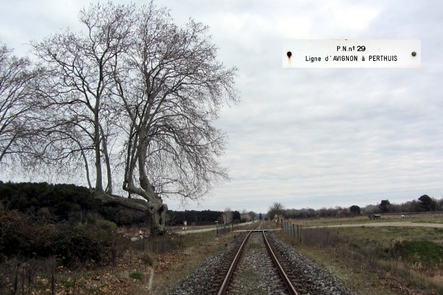 Vaucluse - Mérindol - passage à niveau