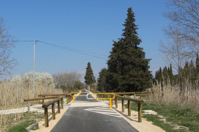 Vaucluse - Pernes les Fontaines - passage à niveau