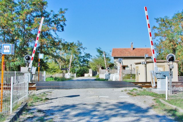 Vaucluse - Pertuis - passage à niveau