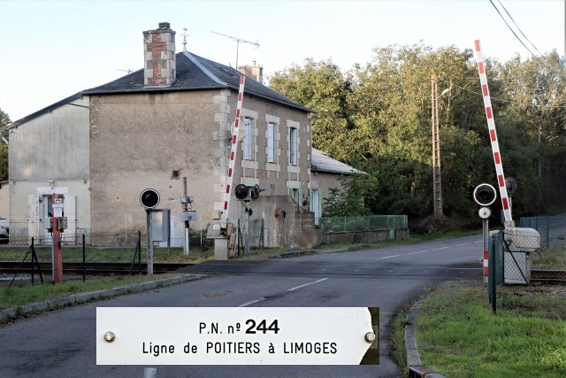 Vienne - Lhommaizé - passage à niveau