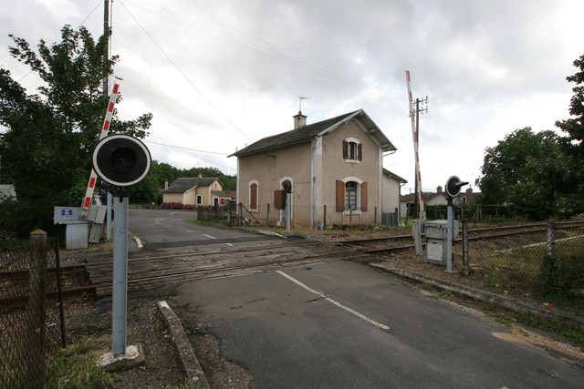 Vienne - Lussac les Châteaux - passage à niveau