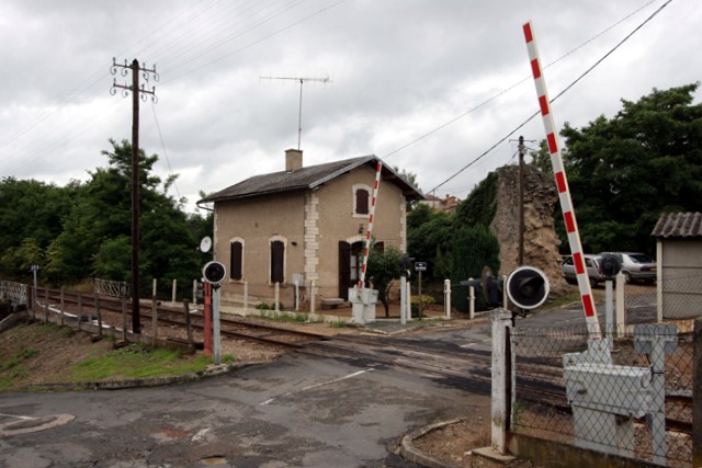 Vienne - Lussac les Châteaux - passage à niveau