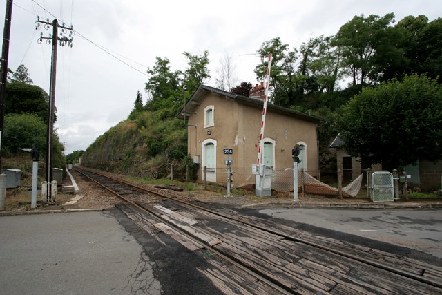 Vienne - Lussac les Châteaux - passage à niveau