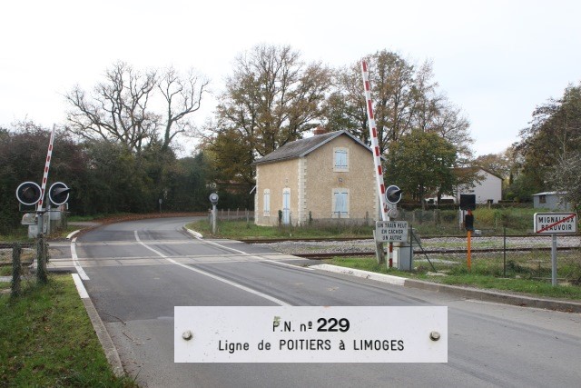 Vienne - Mignaloux Beauvoir - passage à niveau