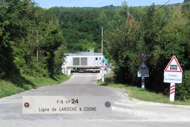 Yonne - Champs sur Yonne - passage à niveau