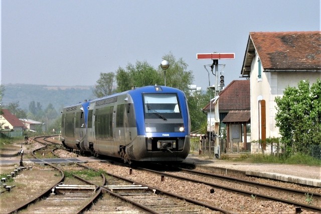 Yonne - Champs sur Yonne - passage à niveau