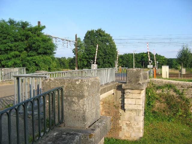 Yonne - Esnon - passage à niveau