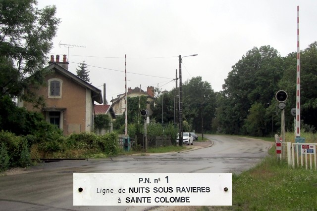 Yonne - Nuits - passage à niveau