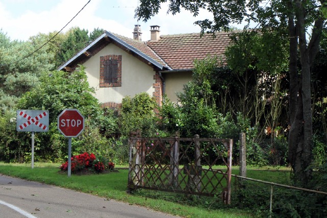 Yonne - Saint Sauveur en Puisaye - passage à niveau