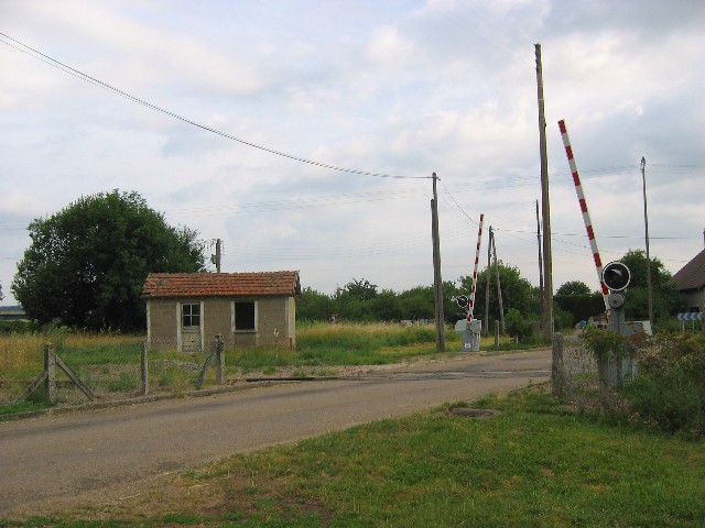Yonne - Sceaux - passage à niveau