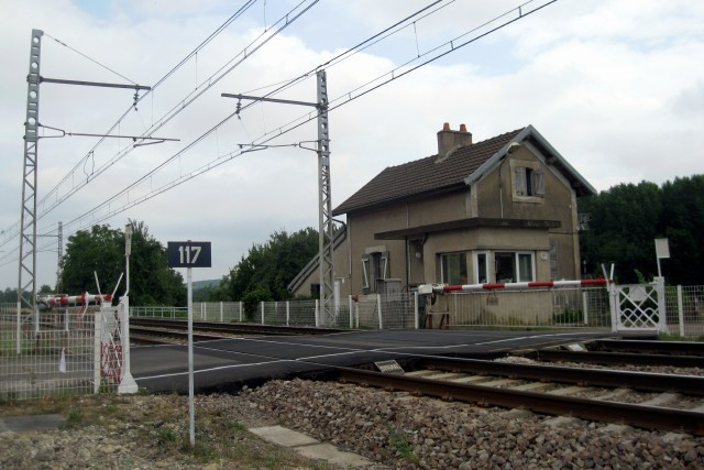 Yonne - Vézinnes - passage à niveau