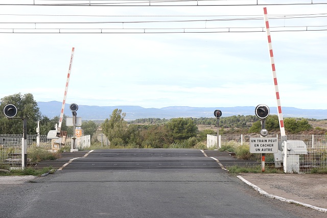 Aude - Moux - passage à niveau