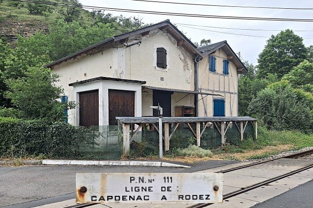 Aveyron - Marcillac Vallon - passage à niveau