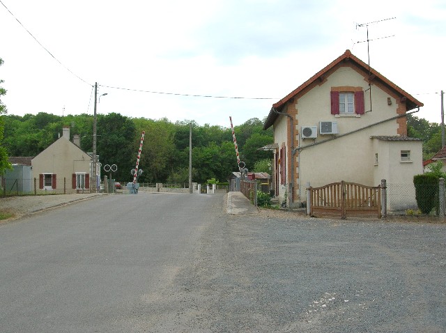 Cher - Farges Allichamps - passage à niveau