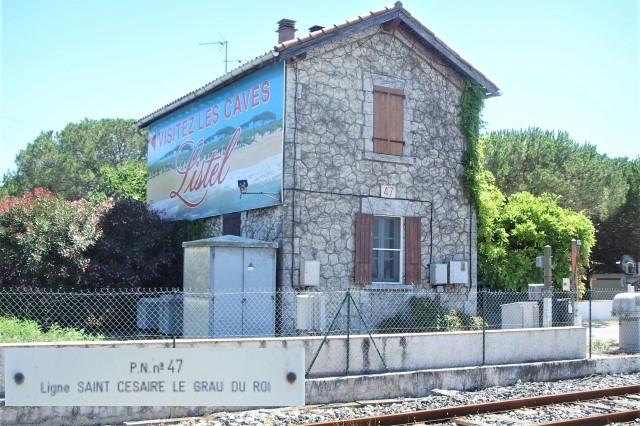 Gard - Aigues Mortes - passage à niveau