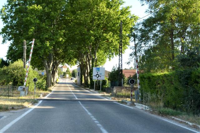 Gard - Castillon du Gard - passage à niveau