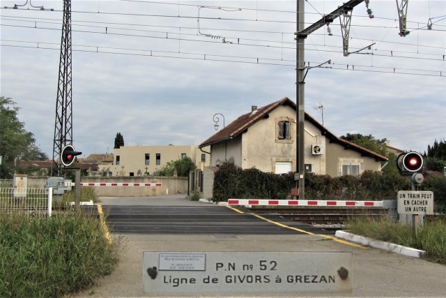 Gard - Remoulins - passage à niveau