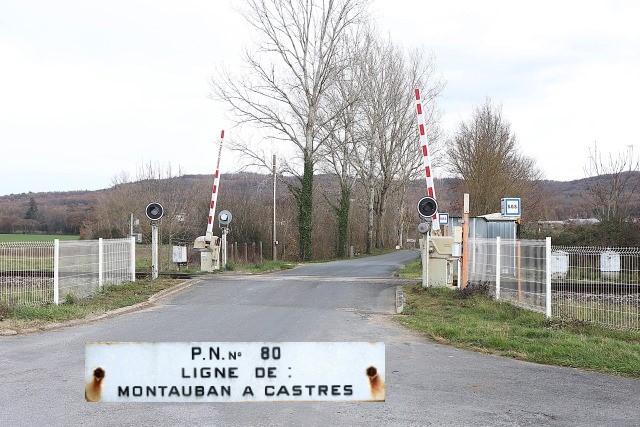 Tarn - Guitalens l'Albarède - passage à niveau