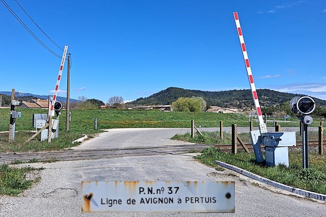 Vaucluse - Villelaure - passage à niveau