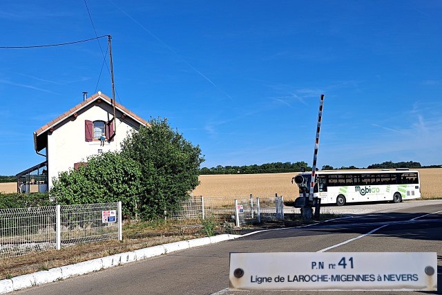 Yonne - Mailly la Ville - passage à niveau