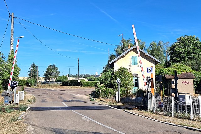 Yonne - Mailly la Ville - passage à niveau