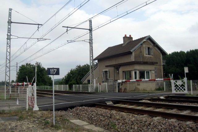 Yonne - Vézinnes - passage à niveau